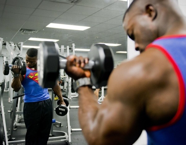 bodybuilder-weight-training-stress-muscular-1